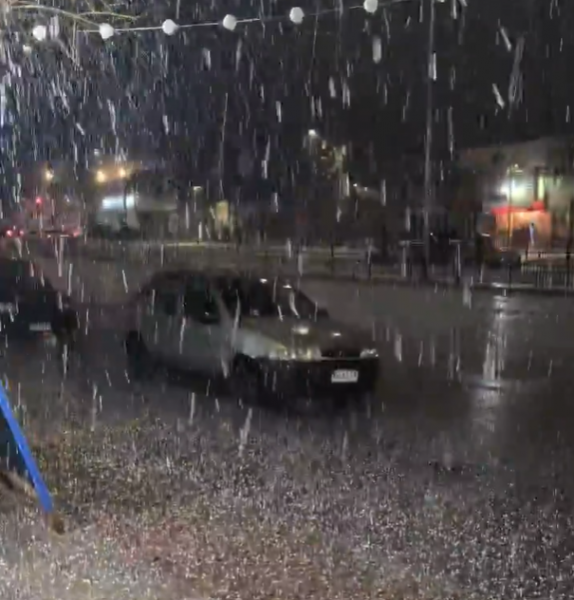 Sistema frontal deja caída de granizos en distintos sectores de Santiago