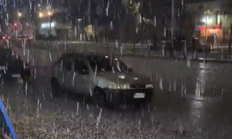 Sistema frontal deja caída de granizos en distintos sectores de Santiago