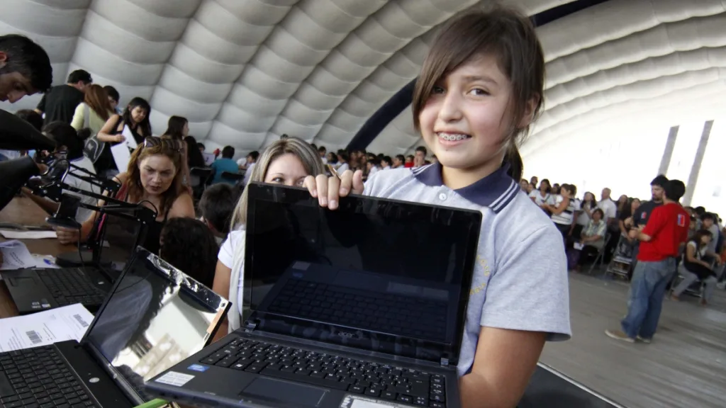 Computadores gratis con internet por 1 año: consulta con el RUT si le corresponde a tu hijo