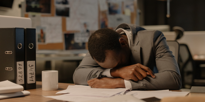 Trabajar adaptándose constantemente: el burnout neurodivergente y sus efectos en la salud mental