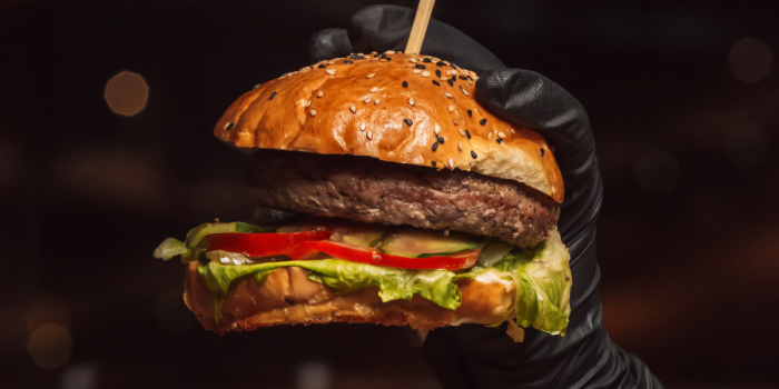 De los restaurantes a los aviones: la hamburguesa premiada que ahora se servirá a bordo en Chile
