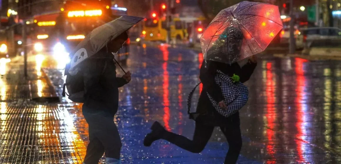 La hora exacta en que se intensificará la lluvia en Santiago este lunes: caerán hasta 30 mm