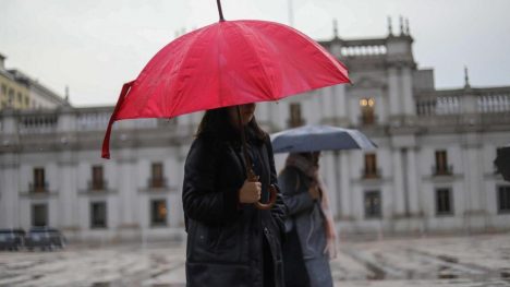 Llegará en pleno feriado: el fuerte río atmosférico que traerá lluvias extremas y vientos de 100 km/