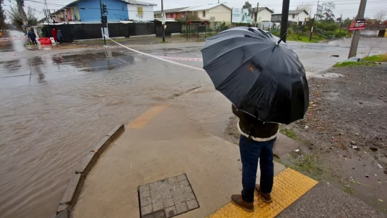 Lluvia y río atmosférico: Las 7 cosas que debes asegurar en tu balcón o casa antes de que empeore
