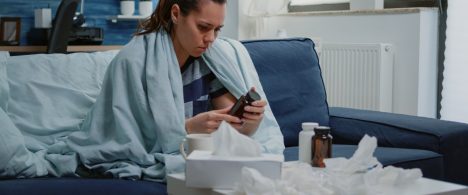 Resfríos mal tratados pueden terminar en hospitalización: los errores que aumentan el riesgo