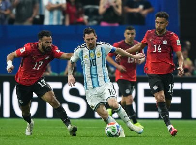 Mundial: con polémica, Argentina revive en los minutos finales y vence 3 a 2 a Egipto