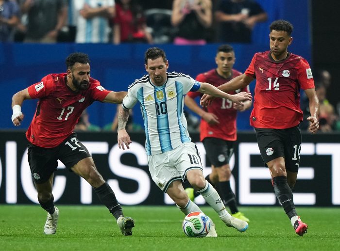 Mundial: con polémica, Argentina revive en los minutos finales y vence 3 a 2 a Egipto