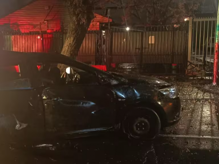 Chocaron contra un árbol: delincuentes fueron detenidos tras robo de auto en Cerro Navia