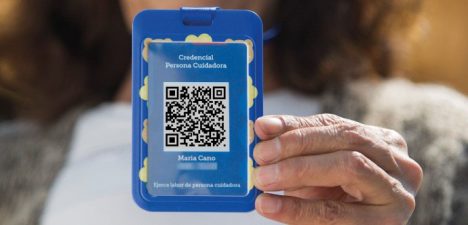 Si cuidas a un familiar sin sueldo, esta credencial oficial te da atención preferente y descuentos
