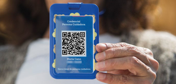 Si cuidas a un familiar sin sueldo, esta credencial oficial te da atención preferente y descuentos