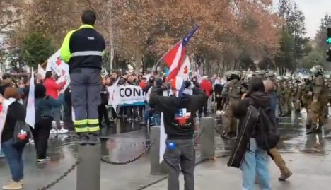 Confusam denuncia "gran represión" tras incidentes frente a La Moneda: al menos ocho detenidos