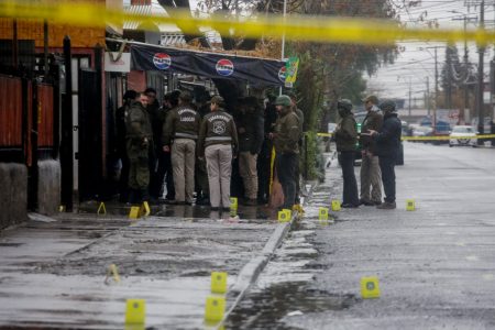 Dos carabineros fueron baleados durante fiscalización en Lo Espejo: atacante se encuentra prófugo