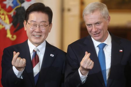 Chile <3 Corea del Sur: J.A. Kast realiza un "corazón coreano" junto al presidente Lee Jae-myung