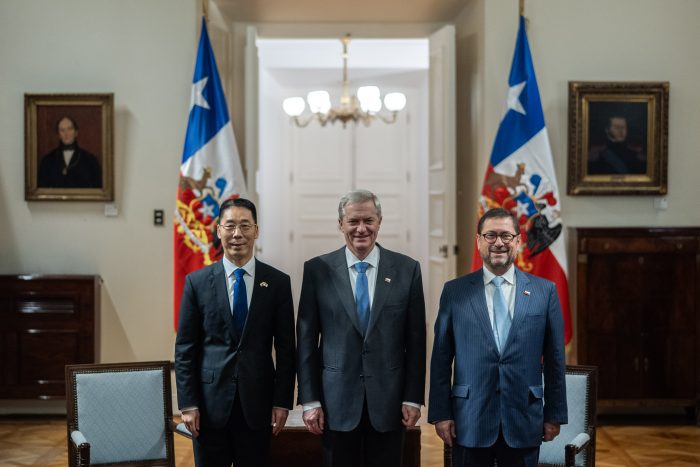 Presidente Kast se reúne con embajador chino en La Moneda y aborda futura cumbre APEC