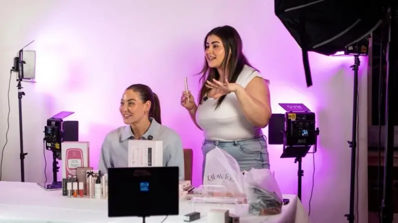 “Gané US$120.000 en un día en TikTok”: el lucrativo negocio de las ventas en vivo