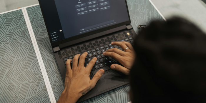 Sesgos en la inteligencia artificial: estudio detecta brechas en la representación de Chile