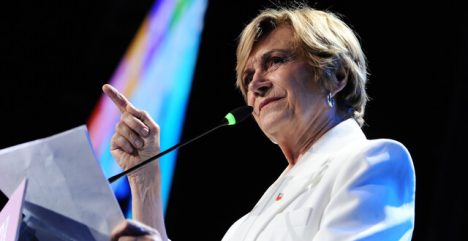 Matthei vuelve a la carga: advierte que el Gobierno puede quedar "de rodillas" frente al PDG