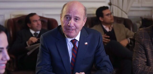 Quiroz se pliega a presión del Senado y asiste a mesa política para salvar Ley Miscelánea