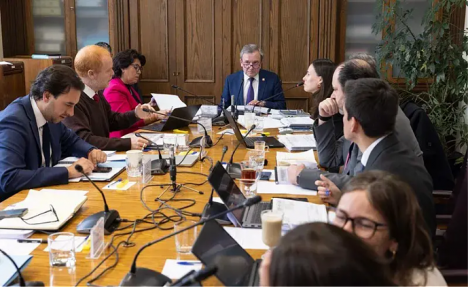Sala Cuna avanza en el Senado con críticas por falta de garantías de calidad y límites al copago