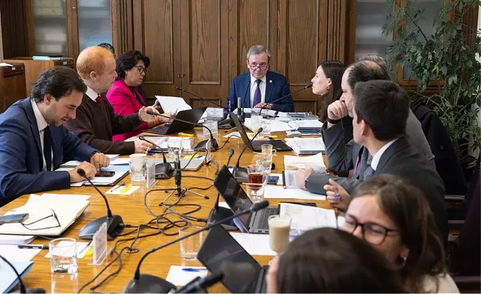 Sala Cuna avanza en el Senado con críticas por falta de garantías de calidad y límites al copago