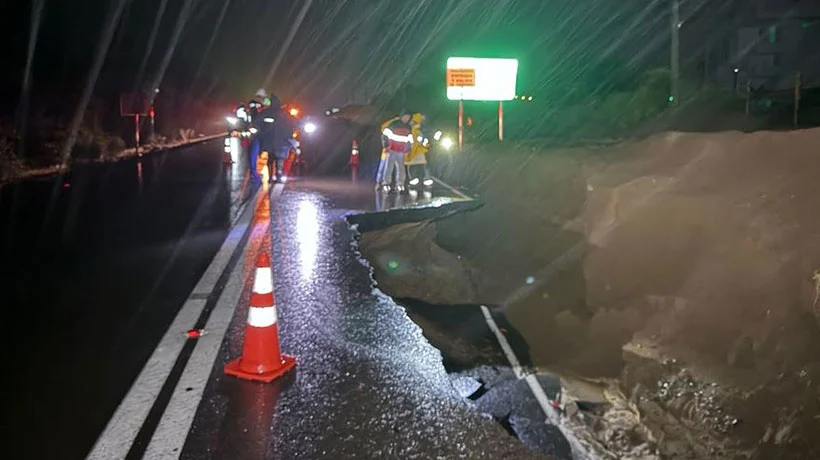 Lluvias abren grandes socavones y cortan rutas clave en Reñaca y Puchuncaví