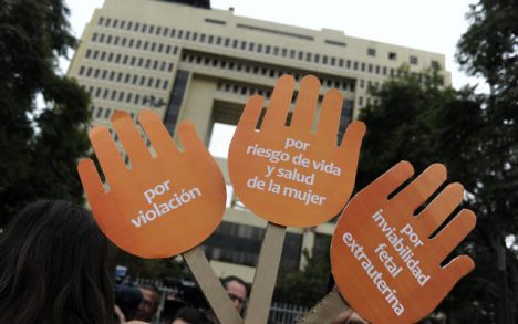 La inacción del gobierno frente al proyecto que busca “frenar” el acceso al aborto en tres causales