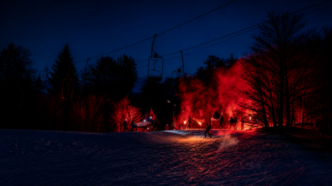 Tradicional Bajada de Antorchas iluminó el invierno en el Cerro Mirador