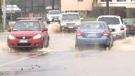 Conducir bajo la lluvia: cuáles son los errores más comunes y cómo prevenirlos
