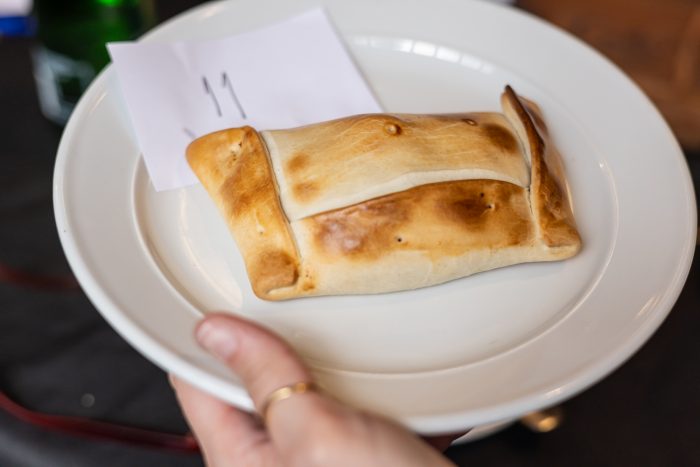 Cronistas gastronómicos eligen la mejor empanada de pino del Gran Santiago 2026