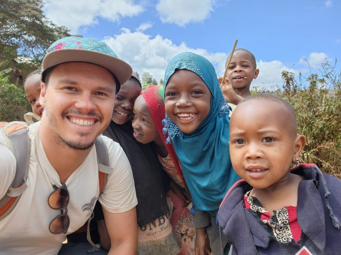 La historia de un duelo que se transformó en oportunidades para niñas en Tanzania