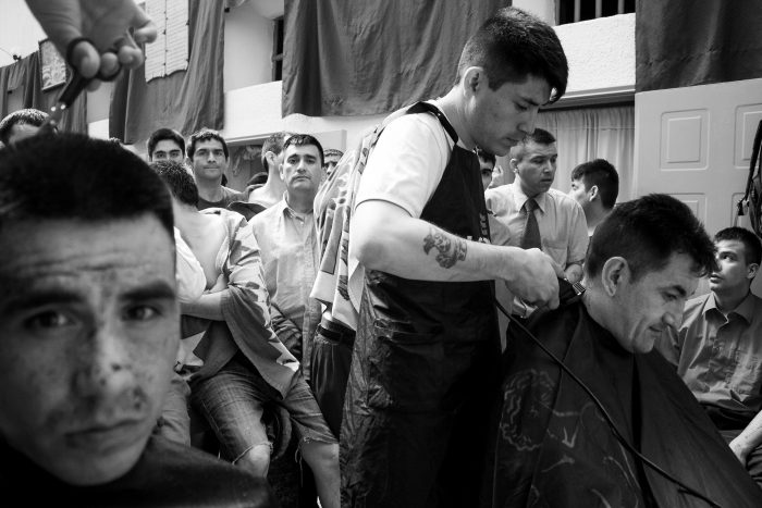 Exposición fotográfica “Cocodrilos con corbata” sobre Cárcel Santiago Uno