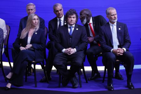 Milei celebra mención en The Economist, pero la revista lo pone como ejemplo de un peligro de la IA