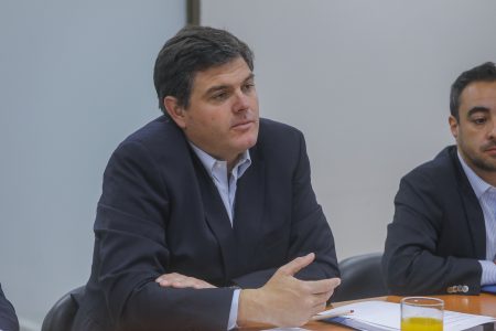 Permiso a funcionarios para explotar estacionamientos abre flanco a Alessandri en Zapallar