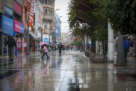 Sistema frontal deja 25 mil clientes sin luz y 3 mil aislados en el norte del país