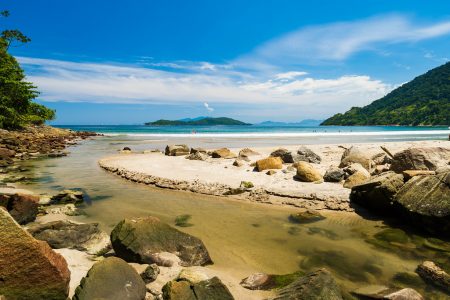 El recorrido por Angra dos Reis que combina islas, playas y una cueva con aguas fluorescentes
