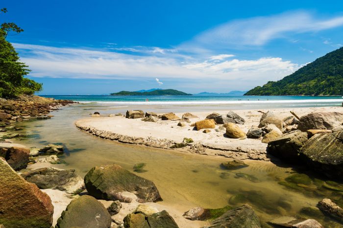 El recorrido por Angra dos Reis que combina islas, playas y una cueva con aguas fluorescentes