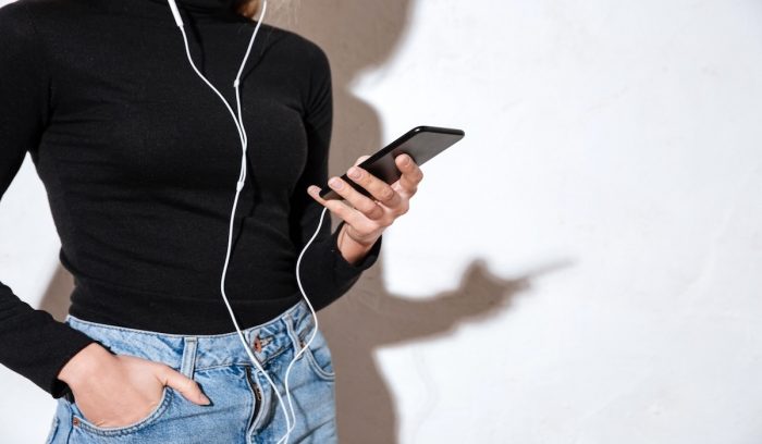Audífonos con cable vuelven a ser tendencia: ventas se duplican en Chile durante 2026