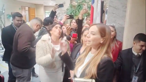 Llevan a comisión de Ética del Senado violento round entre Flores y Campillai