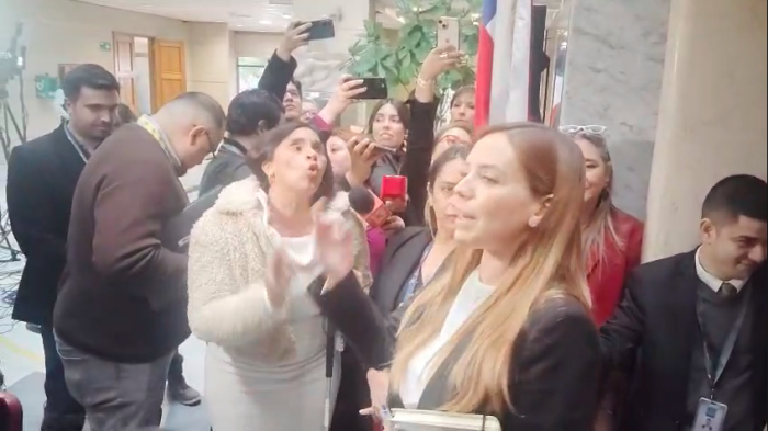 Llevan a comisión de Ética del Senado violento round entre Flores y Campillai