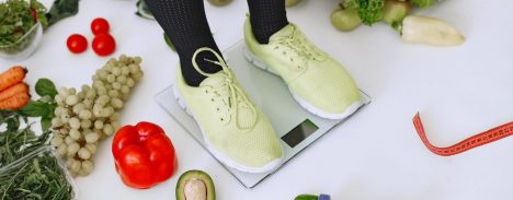 Contar calorías y ayunar: señales de alerta que podrían anticipar un trastorno alimentario