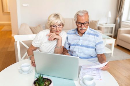 "Demasiado” mayor para comprar, ingresos insuficientes para arrendar