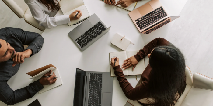 Mujeres pierden terreno en directorios y brecha salarial vuelve a niveles de 2022