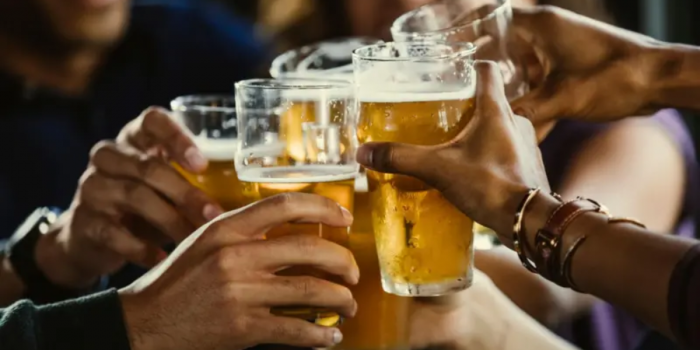 "Generación sobria": por qué los jóvenes reemplazan el alcohol por medicamentos para la ansiedad