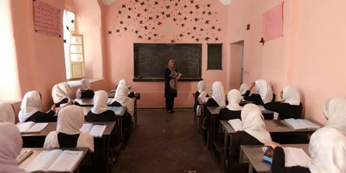 Veto talibán a que niñas afganas completen educación afectó a 2,4 millones de menores en cinco años