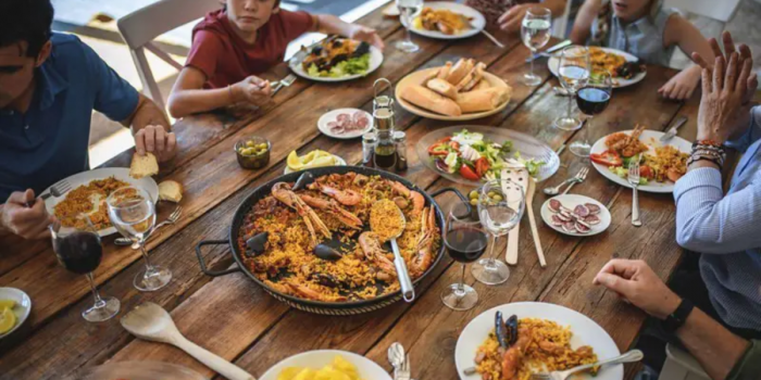 ¿Cuál es la mejor hora para cenar? Por qué comer lo mismo tiene efecto diferente según hora del día
