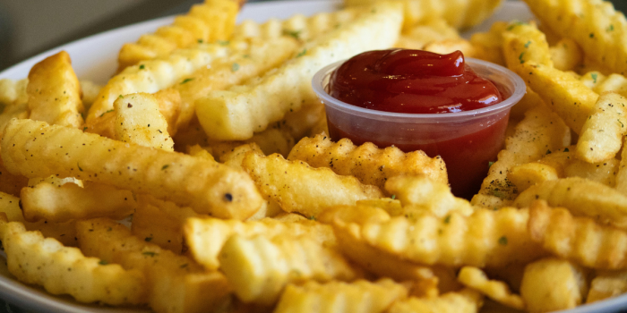 Libro apunta a que las papas fritas nacieron en Chile y no en Francia hace casi 400 años