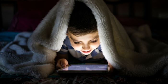 Niños en redes sociales: educar antes de limitar