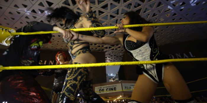 Mujeres trans suben al ring de la lucha libre para desafiar la transfobia en México