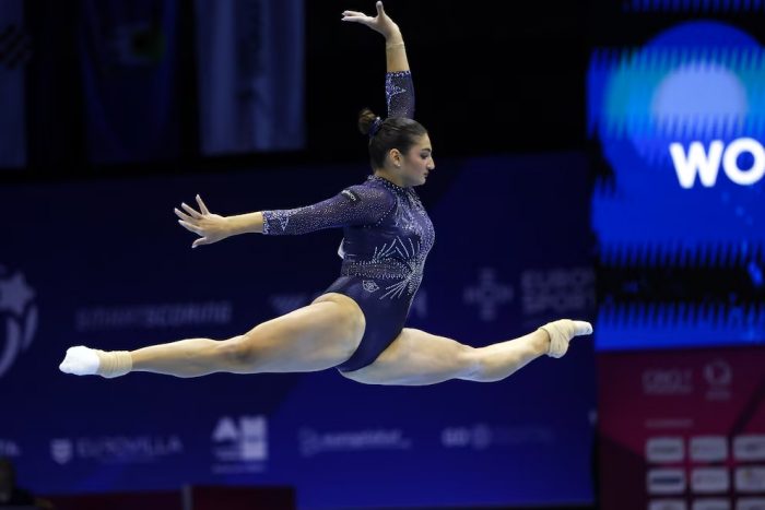 Manila Esposito: la gimnasta que calló las críticas sobre su cuerpo ganando tres medallas