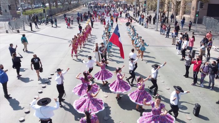 Día Mundial del Folklore: masivo pasacalle por la Alameda y festival gratuito en Parque San Borja